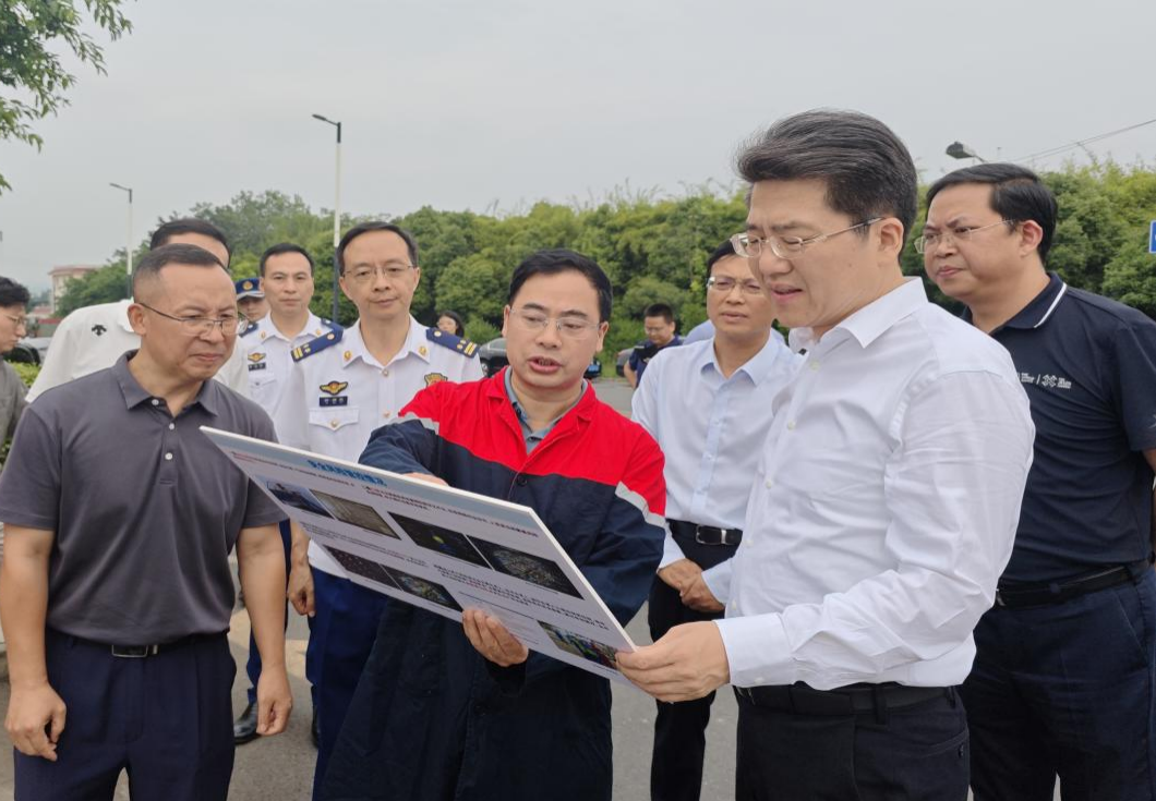 成都市委常委、市政府常務副市長曹俊杰等領導到成都西部呈祥化工物流公司調研